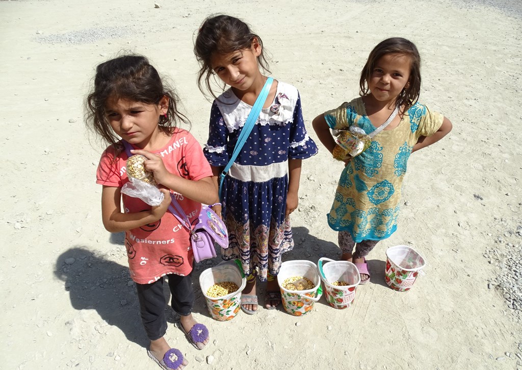 Salesgirls,Nurek Reservoir, Tajikistan