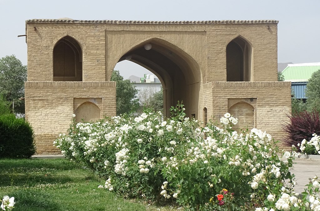 Shahrestan Bridge, Zayandeh River, Isfahan, Iran