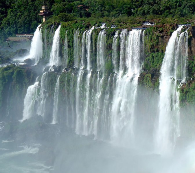 Chutes de Iguazu by Martin St. Amant