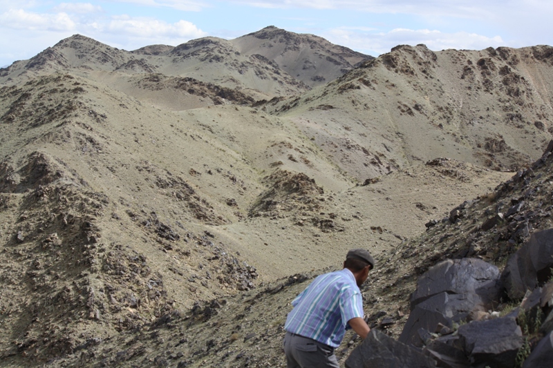  Climb to the Petroglyphs in the Gobi, Mongolia 