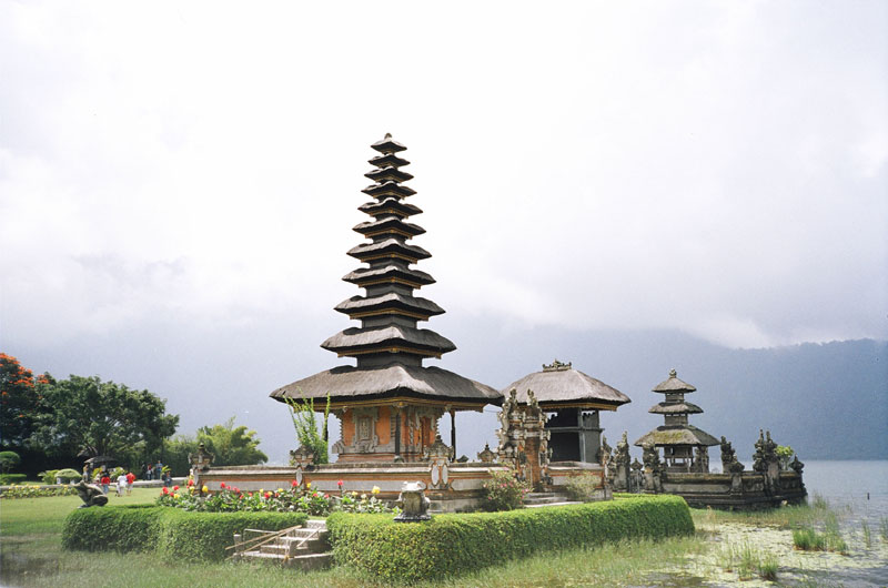  Ulun Danu Temple, Bratan Lake, Bali, Indonesia