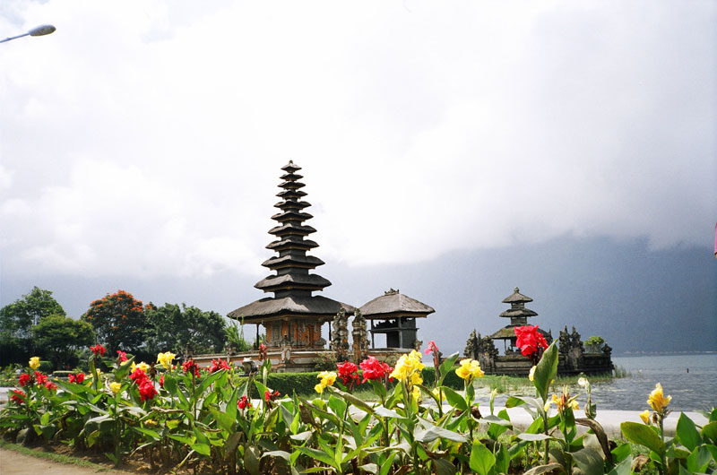  Ulun Danu Temple, Bratan Lake, Bali, Indonesia