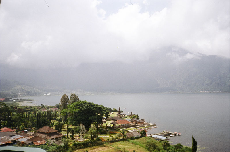  Ulun Danu Temple, Bratan Lake, Bali, Indonesia